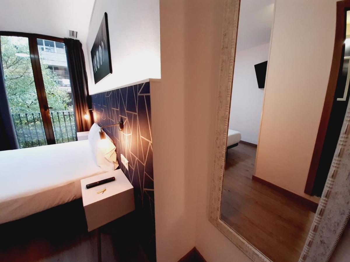 Hostal Laia By Gaiarooms Barcelona Ngoại thất bức ảnh