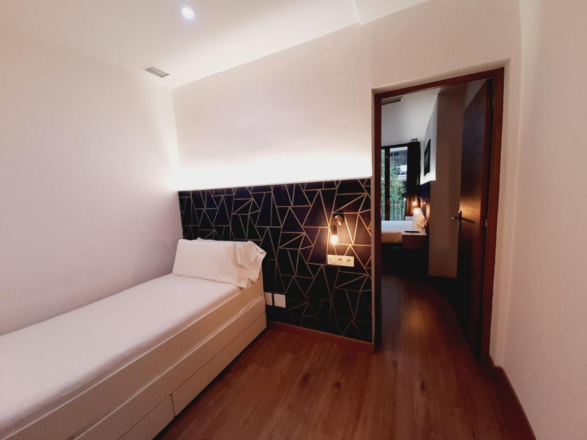 Hostal Laia By Gaiarooms Barcelona Ngoại thất bức ảnh